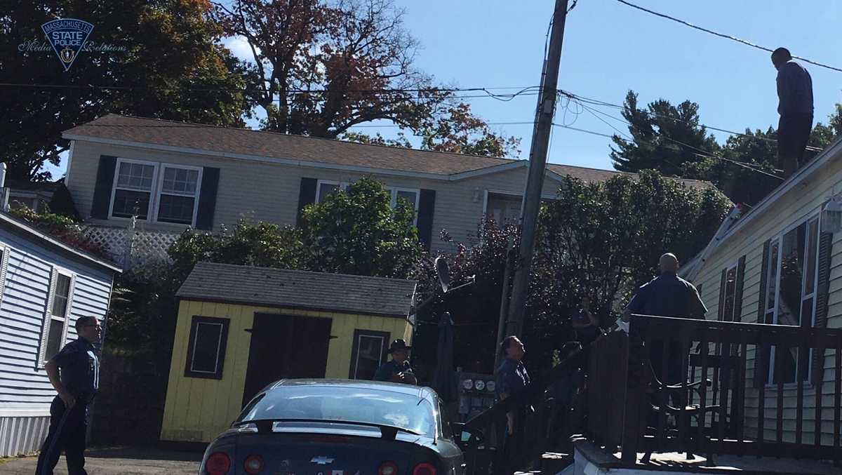 Man ends up on mobile home roof after police chase on Route 1