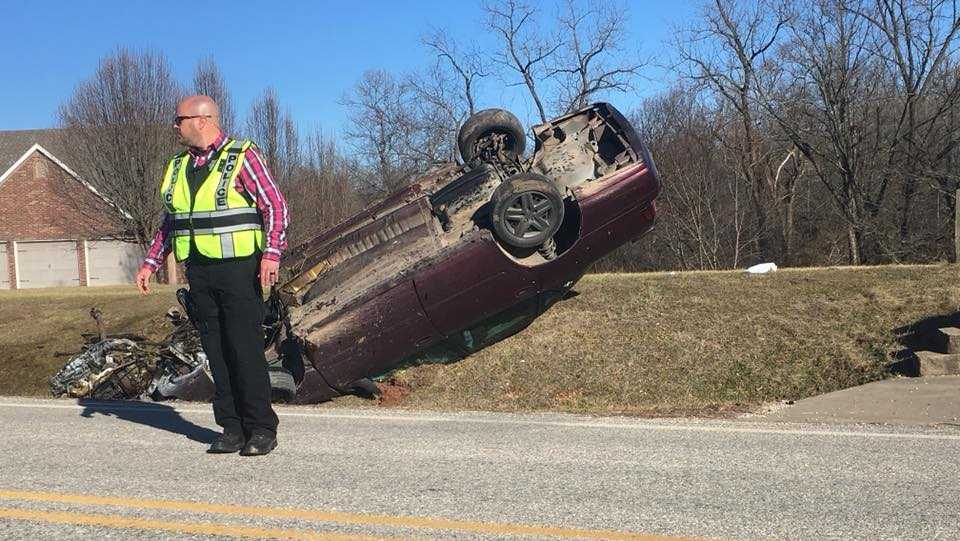 3 injured in rollover accident in Pea Ridge