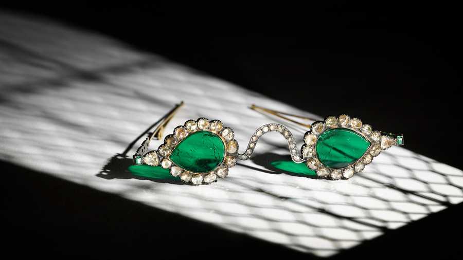 A pair of Mughal spectacles set with emerald lenses, in diamond-mounted frames, India, lenses circa 17th century, frames 19th century (est. £1,500,000-2,500,000)