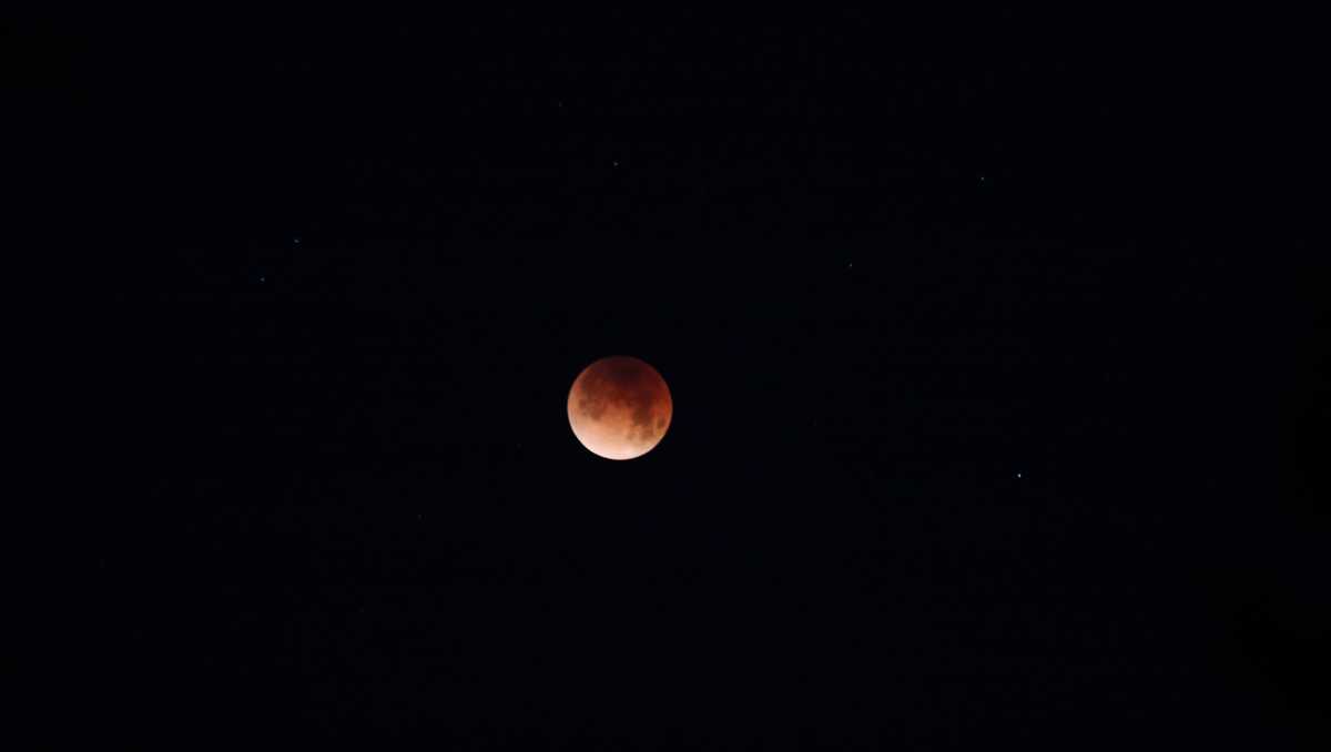 16 Photos of the Super Blue Blood Moon in case you missed it this morning