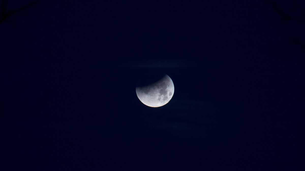 16 Photos of the Super Blue Blood Moon in case you missed it this morning