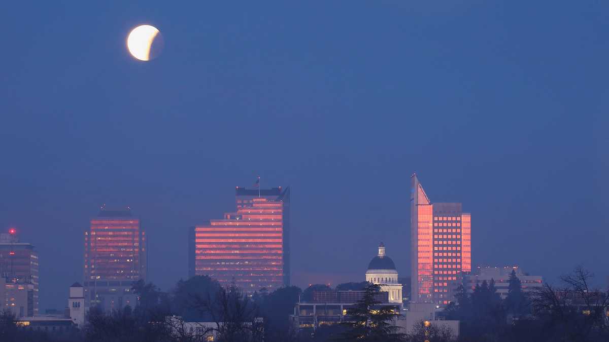 16 Photos of the Super Blue Blood Moon in case you missed it this morning