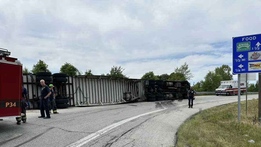 I-35 southbound ramp to Vivion Road closed after tractor trailer crash