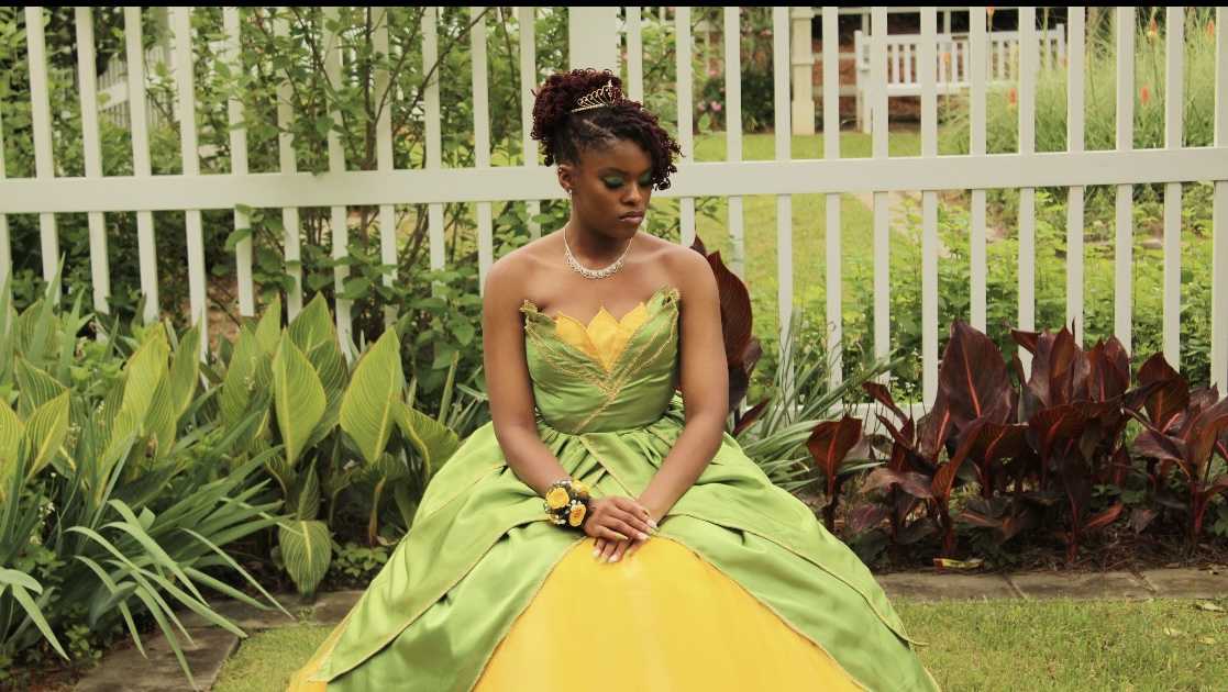 Student stuns at prom with handmade dress inspired by Disney princess - Vimarsana News