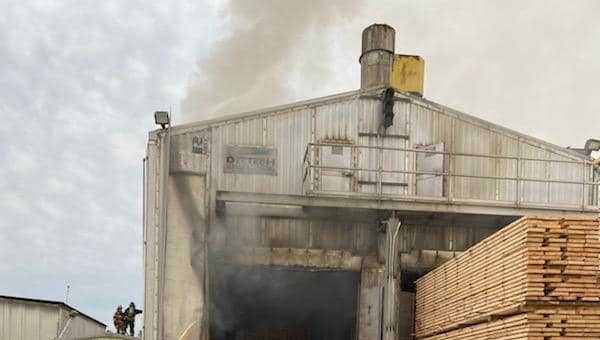 Effingham fire crews continue to fight lumber yard fire into the night - Vimarsana News