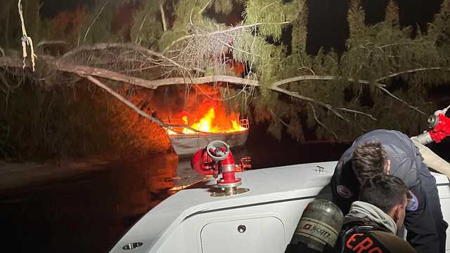 Boat bursts into flames in Caloosahatchee River near North Fort Myers - Vimarsana News
