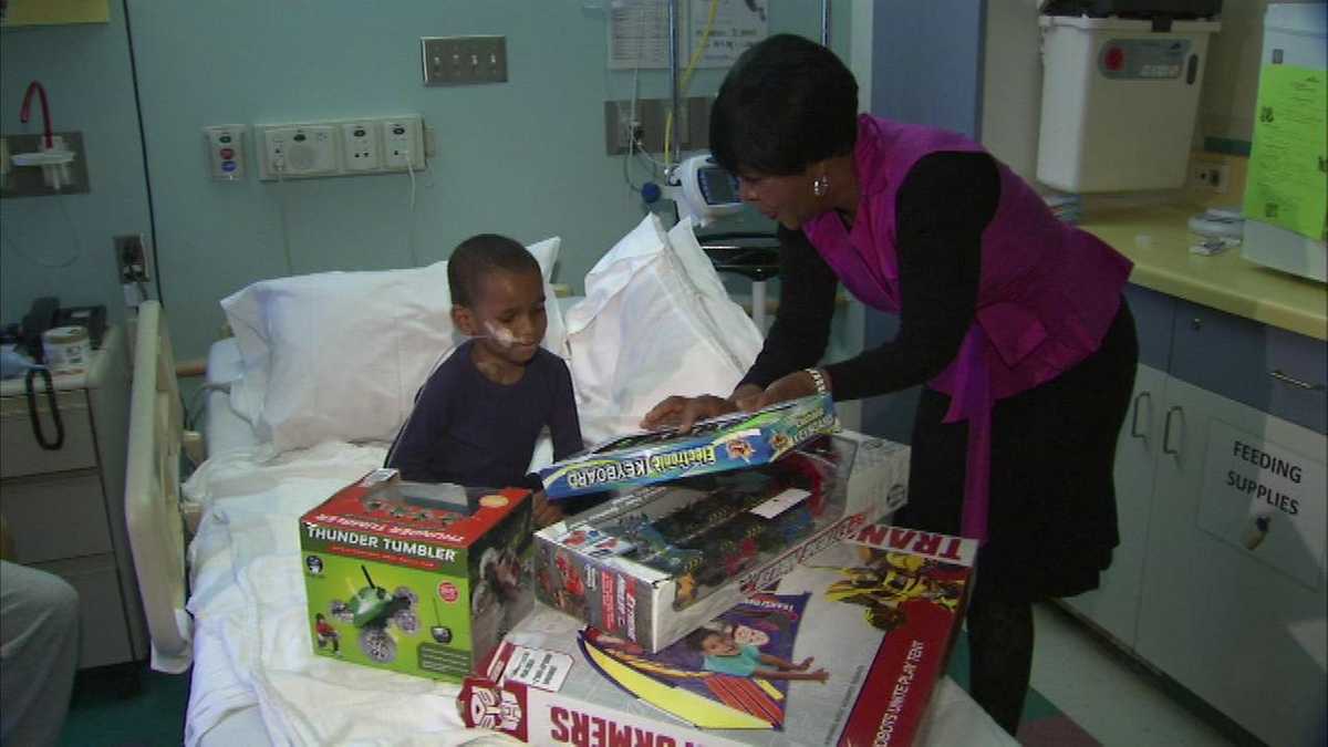 cafeteria-worker-buys-thousands-of-toys-for-patients-at-children-s-hospital