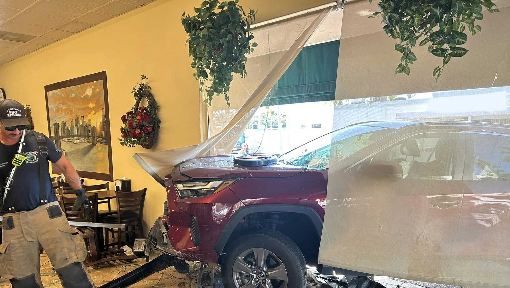 SUV slams into restaurant off US-41 in Naples - Vimarsana News