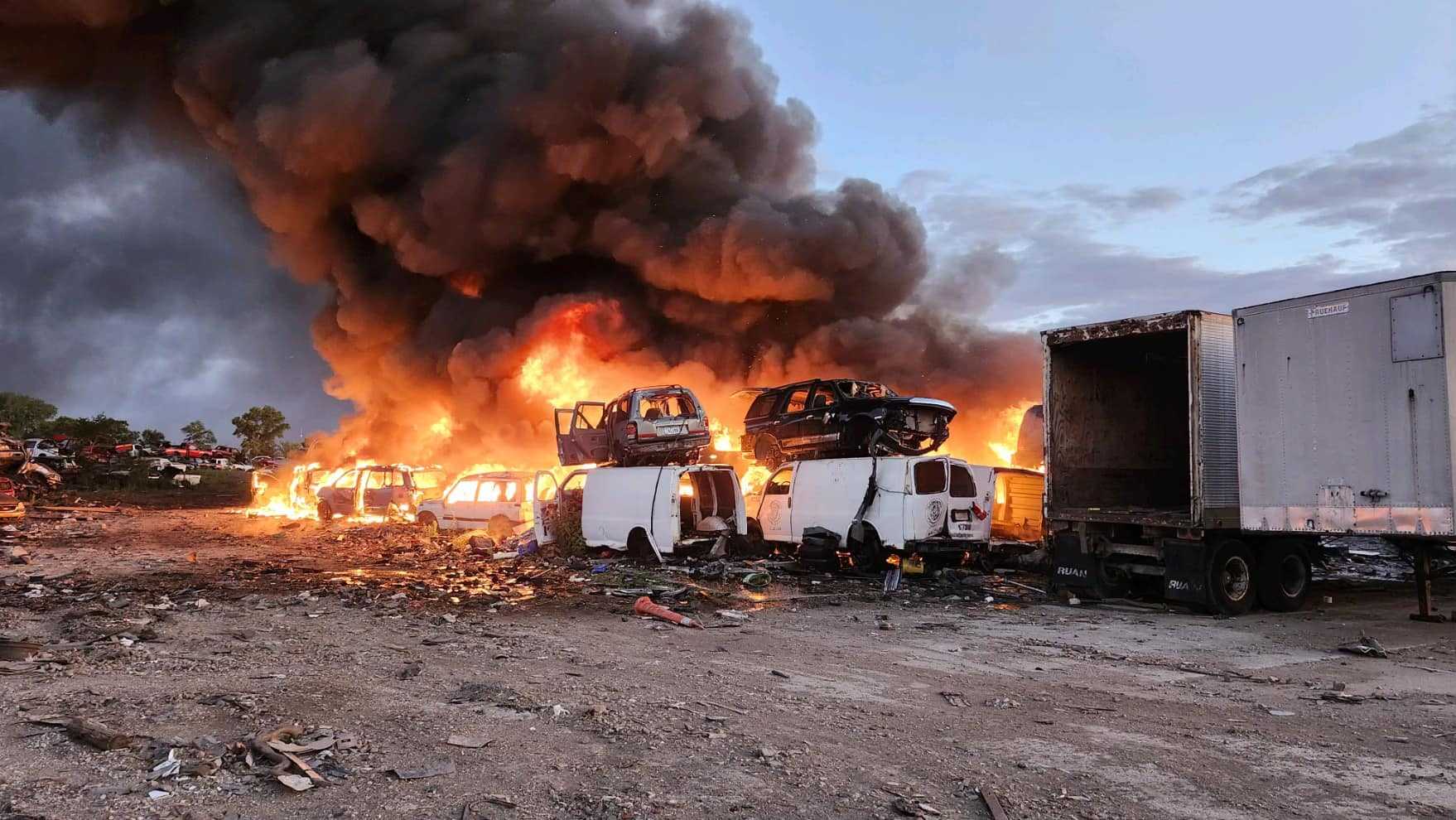 Fire destroys salvage yard on Des Moines' southeast side - Vimarsana News