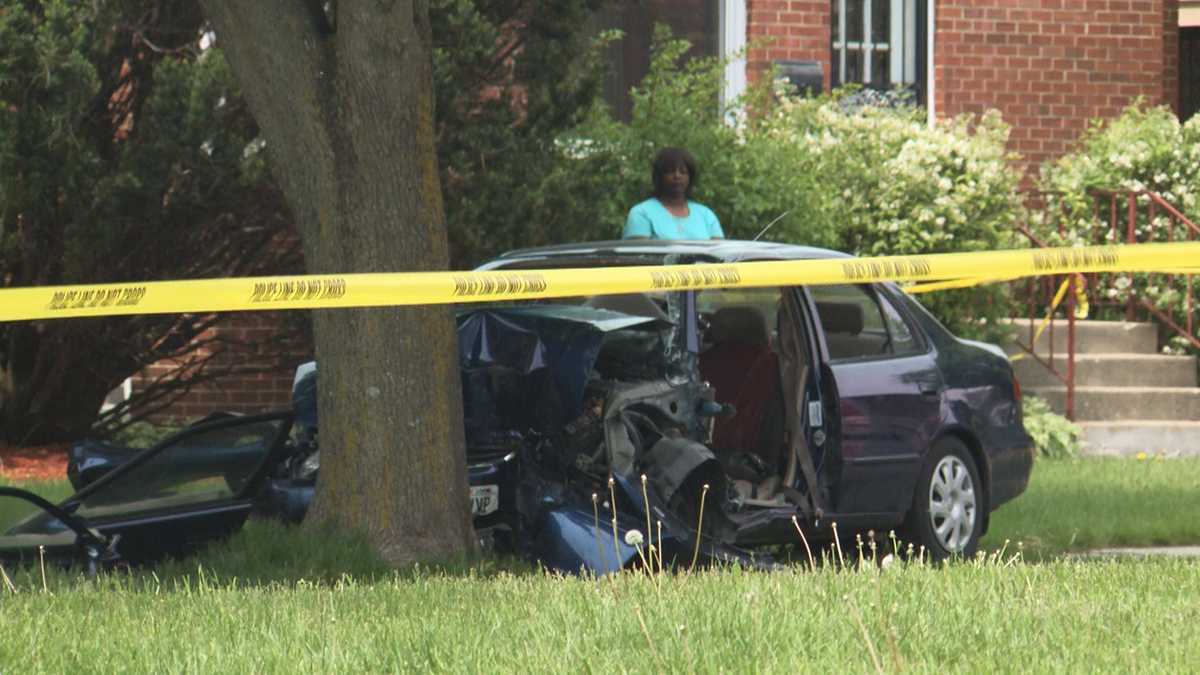 Woman killed after car crashes into tree