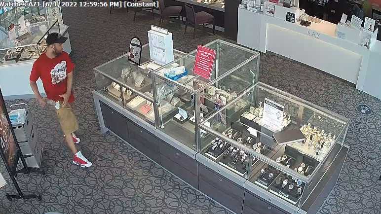 Jewelry employee confronts man during attempted robbery in Menomonee Falls