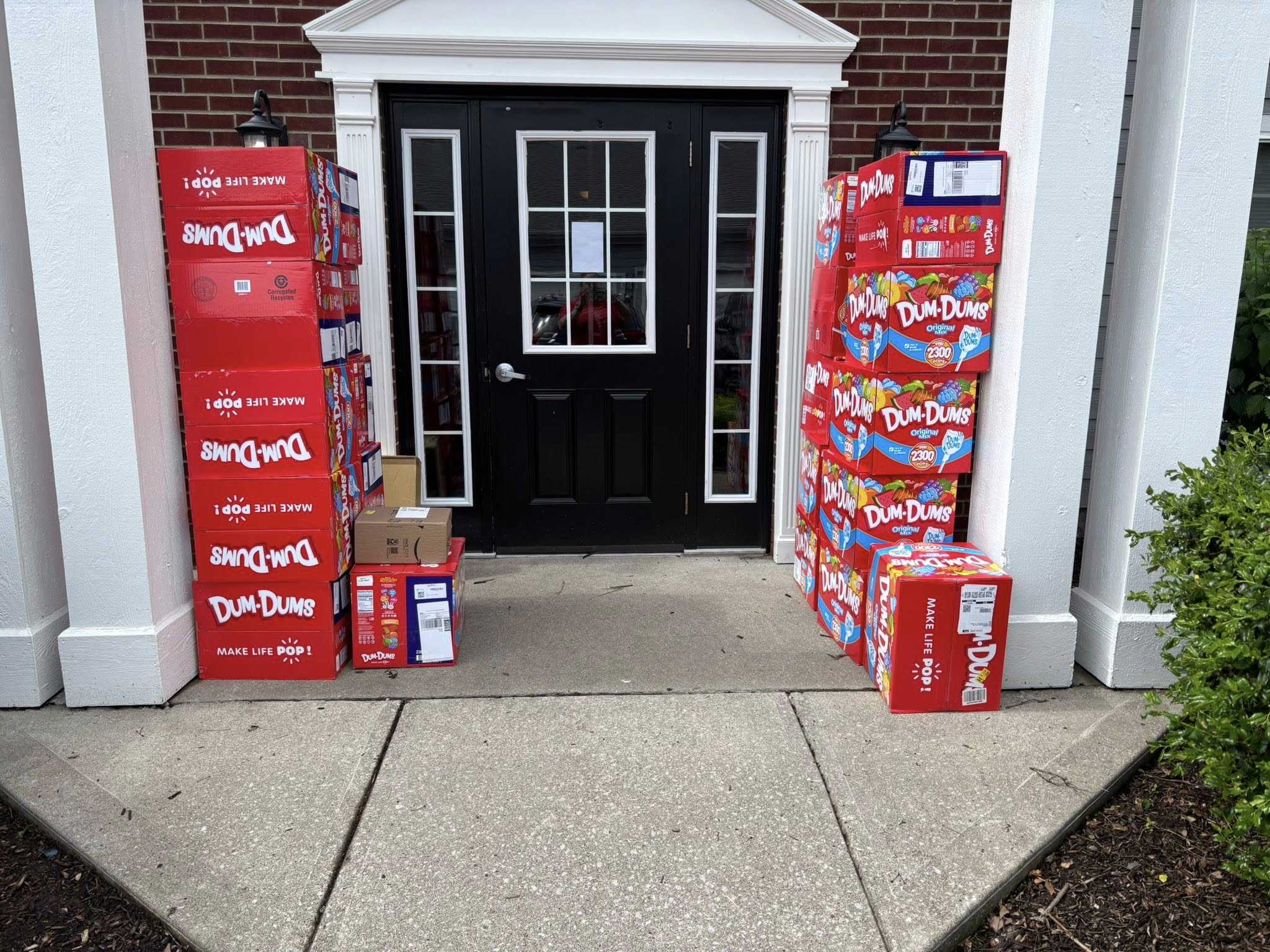 Kid orders 70,000 lollipops while playing with mom's phone