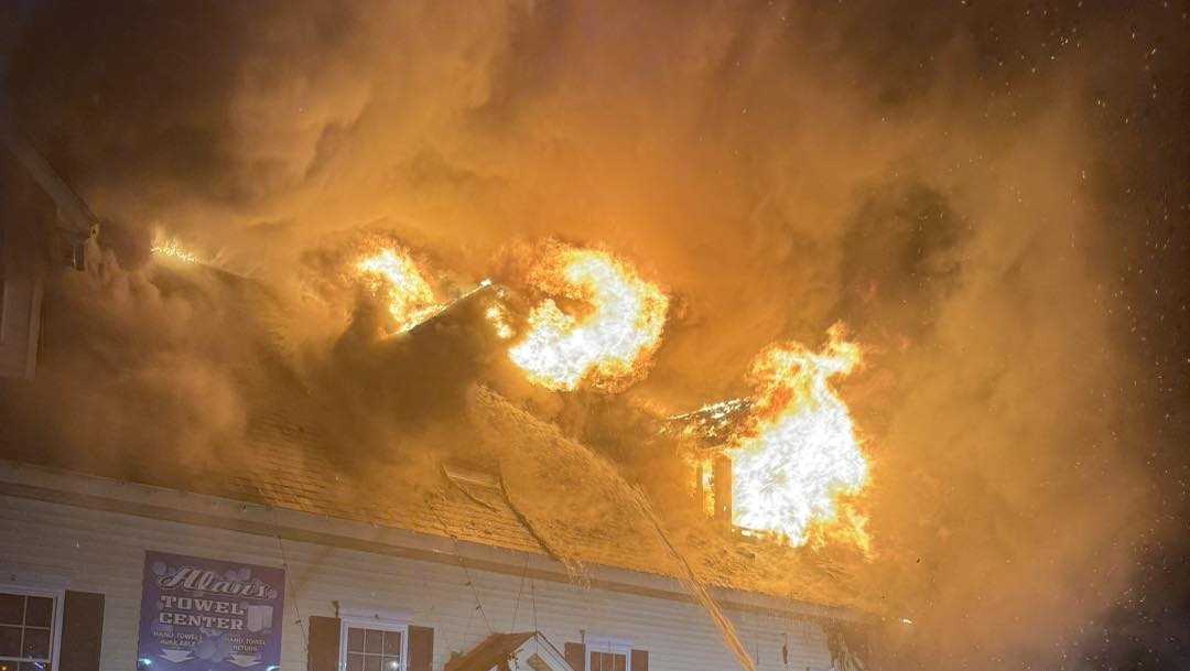 Crews battle late-night fire at Londonderry car wash