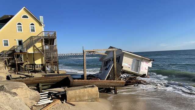North Carolina: House collapses into ocean