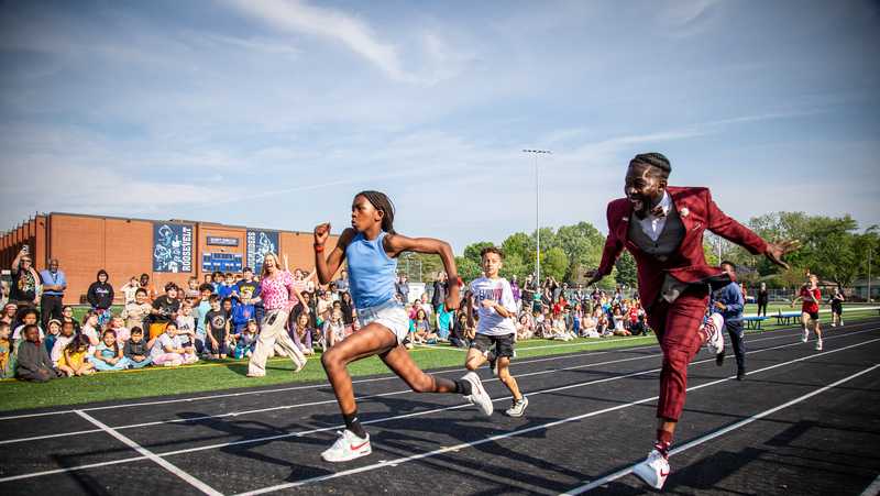 Photo finish: Des Moines fifth-grader outruns former Olympian and DMPS Superintendent Ian Roberts