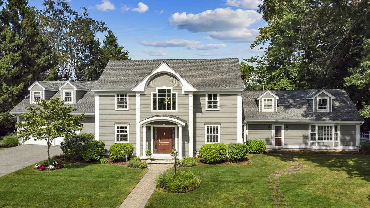 Stunning waterfront property on market for 3.09M