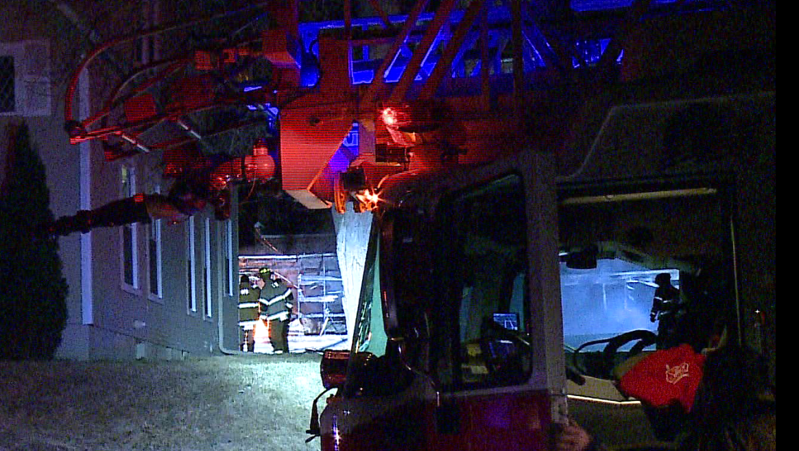 Benson fire destroys 2 garages, chars 3 cars