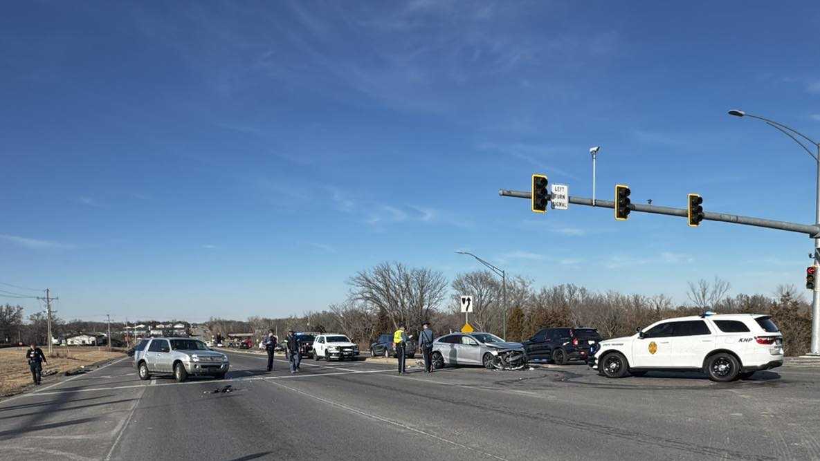Four-vehicle crash on K-7 after fleeing driver allegedly runs red light in Wyandotte County