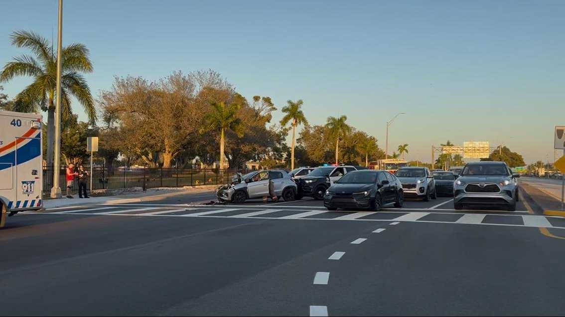 Crash causes back-ups on Colonial Boulevard at Summerlin Road