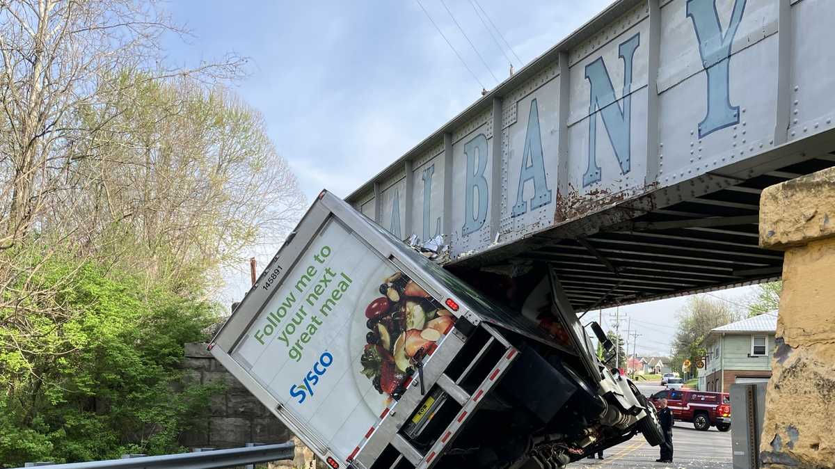 Truck gets stuck in New Albany overpass