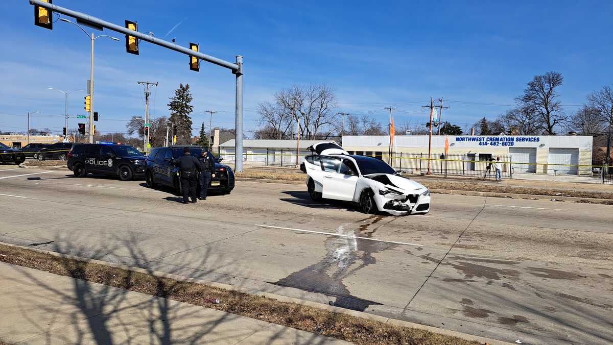 Milwaukee police chase ends in crash; squad car damaged