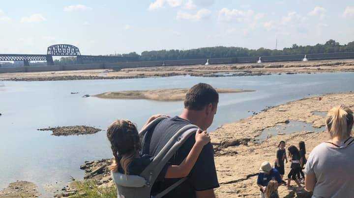 jcps-teacher-carries-student-with-spina-bifida-so-she-can-attend-field-trip