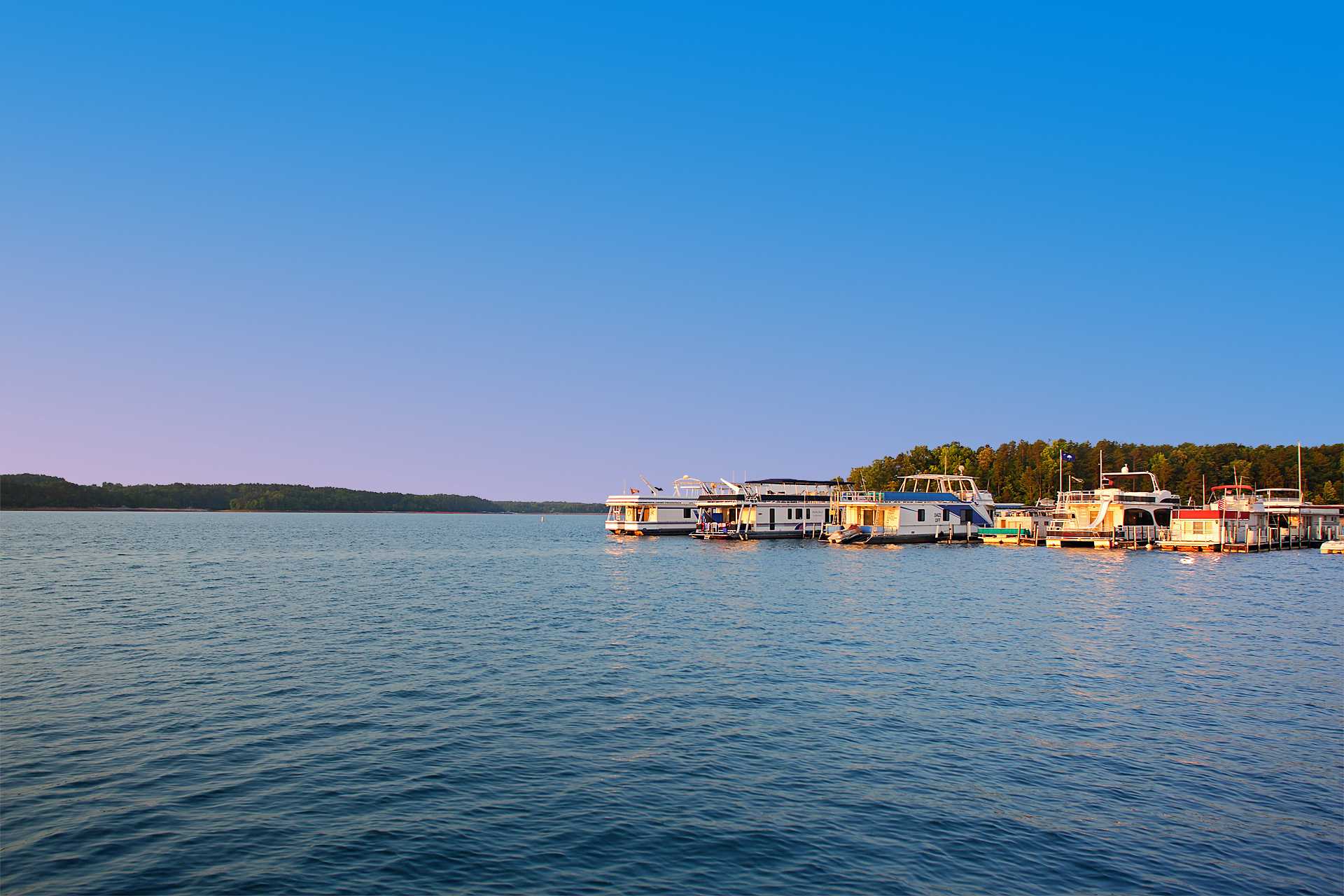 Search underway for drowning victim on Lake Hartwell