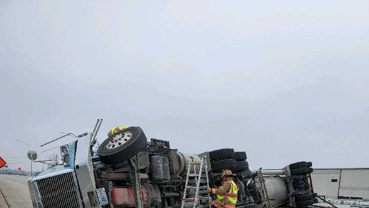 Ramp reopens from I-275 to SB I-71/75 following overturned semi in Erlanger