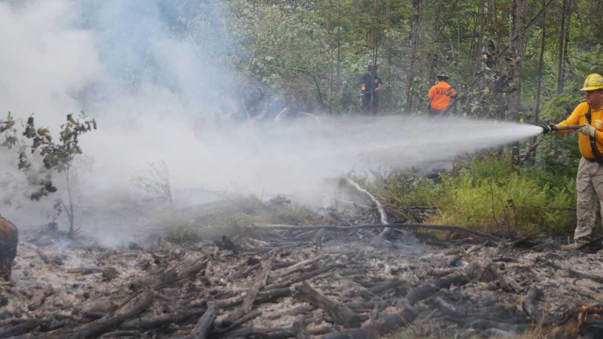 Crews fight grass fire in Mechanic Falls