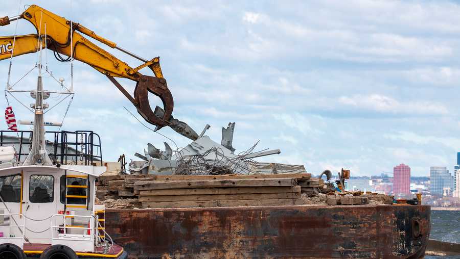 Key Bridge collapse clearing wreckage