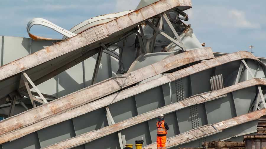 Key Bridge collapse clearing wreckage