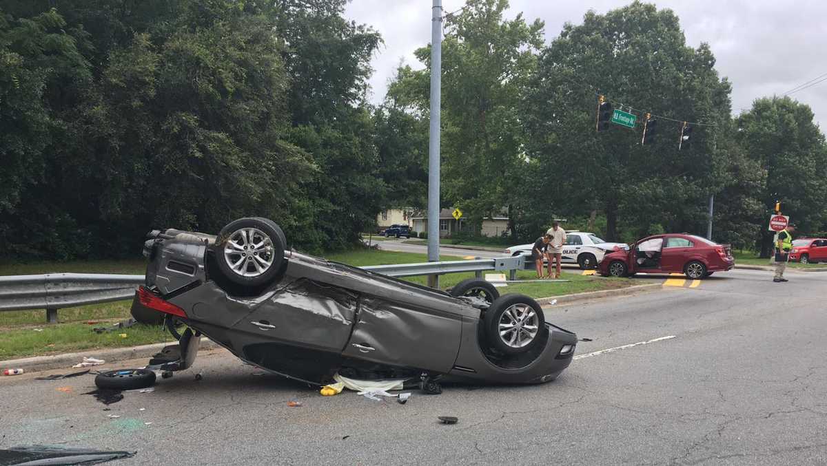 Police: Crash in Savannah leads to injuries, road closures