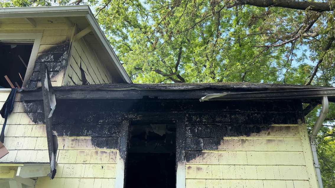 10 people displaced after Des Moines house fire