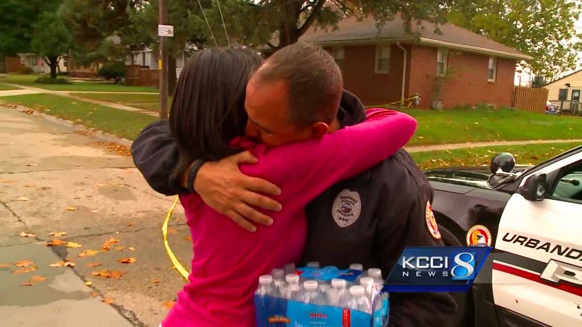 Woman's act of kindness goes viral after officers' shooting deaths