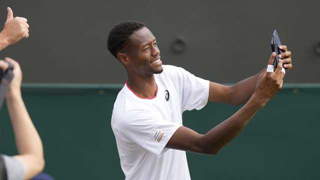 Eubanks stuns Tsitsipas at Wimbledon to reach first Grand Slam quarterfinal - Vimarsana News