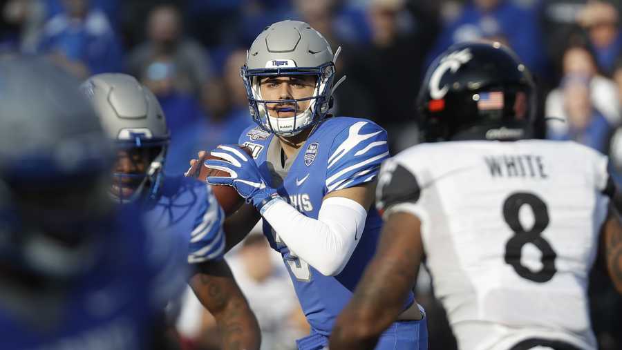 Memphis quarterback Brady White, center, looks for a receiver during the first half of an NCAA college football game against Cincinnati for the American Athletic Conference championship Saturday, Dec. 7, 2019, in Memphis, Tenn. (AP Photo/Mark Humphrey)