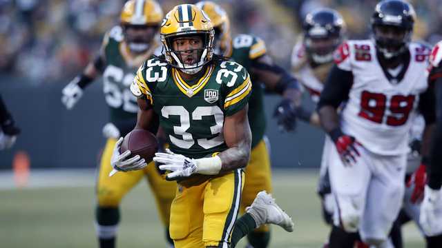 Green Bay Packers running back Aaron Jones (33) runs the ball