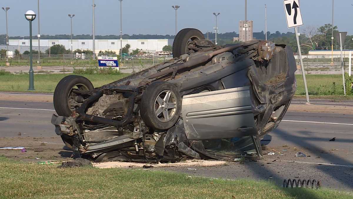 2 injured in Abbot Drive crash