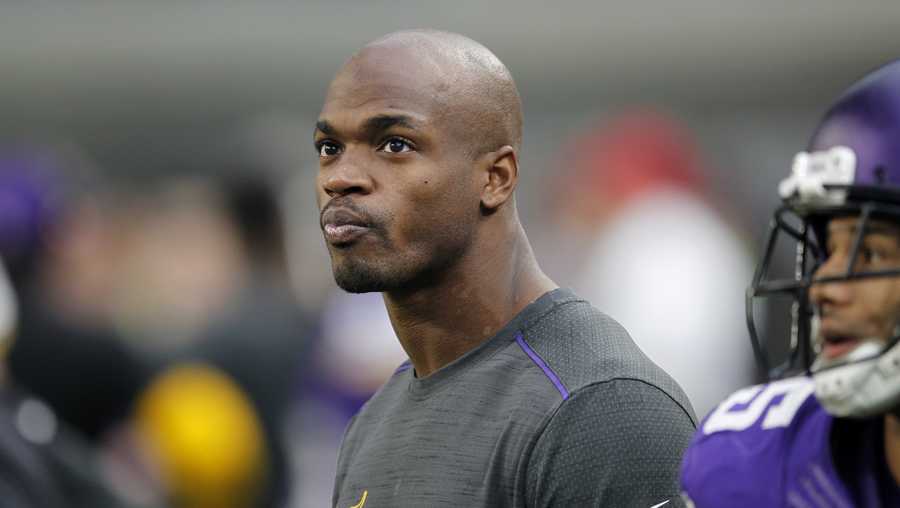Adrian Peterson on the sidelines of a game on Jan. 1, 2017.