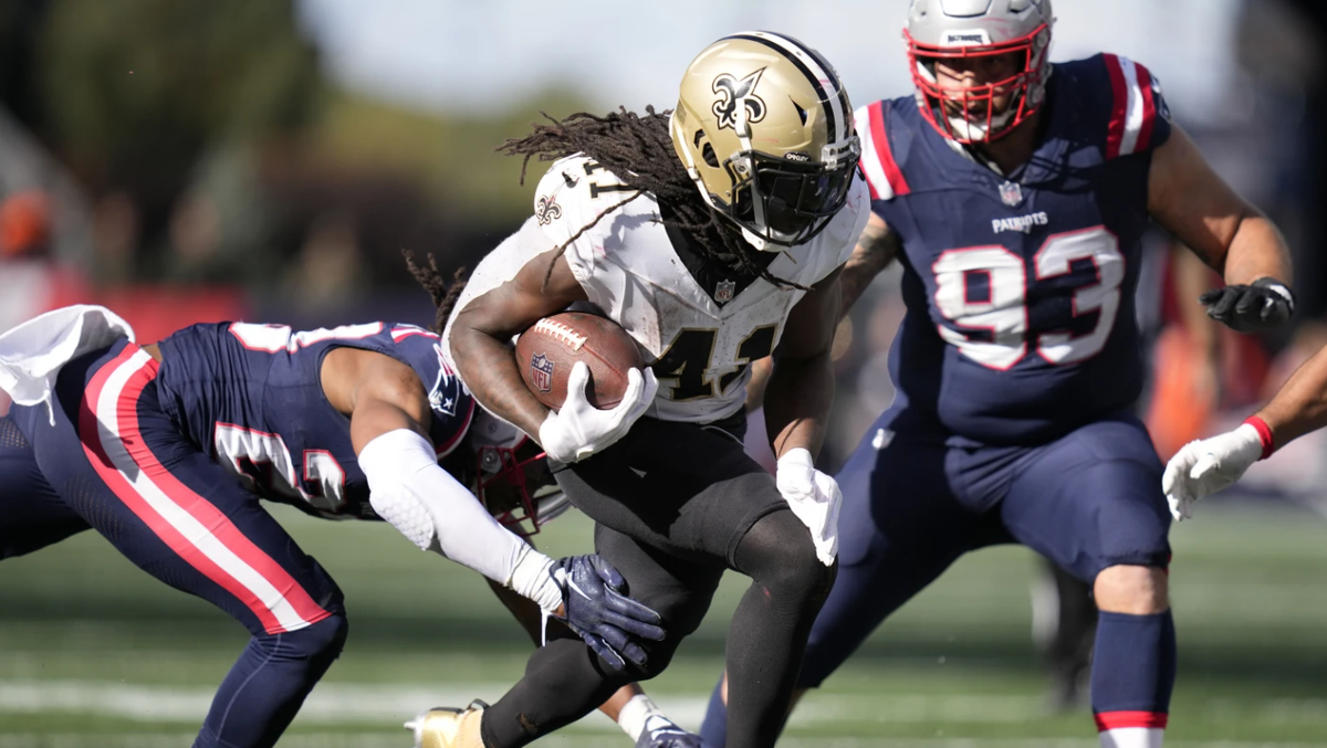 Alvin Kamara in the rain, rain, storm