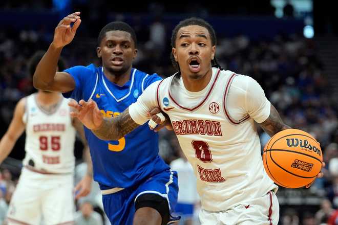 Alabama guard Labaron Philon (0) drives past Hofstra guard Cruz Davis (5) during the second half in the first round of the NCAA college basketball tournament Friday, March 20, 2026, in Tampa, Fla.