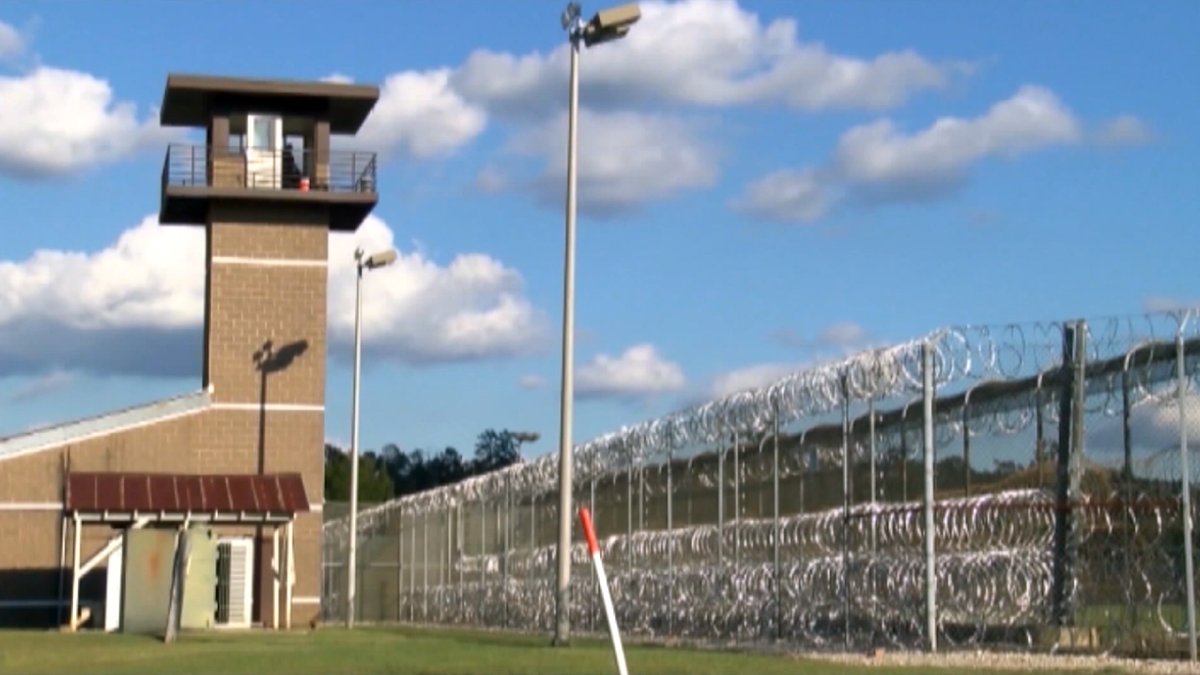 Alabama prison guard jailed