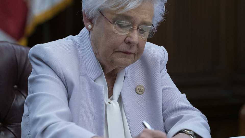 Alabama Kay Ivy unterzeichnet eine Gesetzesvorlage zum Verbot von Pässen für COVID-Impfstoffe Alabama Kay Ivy unterzeichnet eine Gesetzesvorlage zum Verbot von Pässen für COVID-Impfstoffe