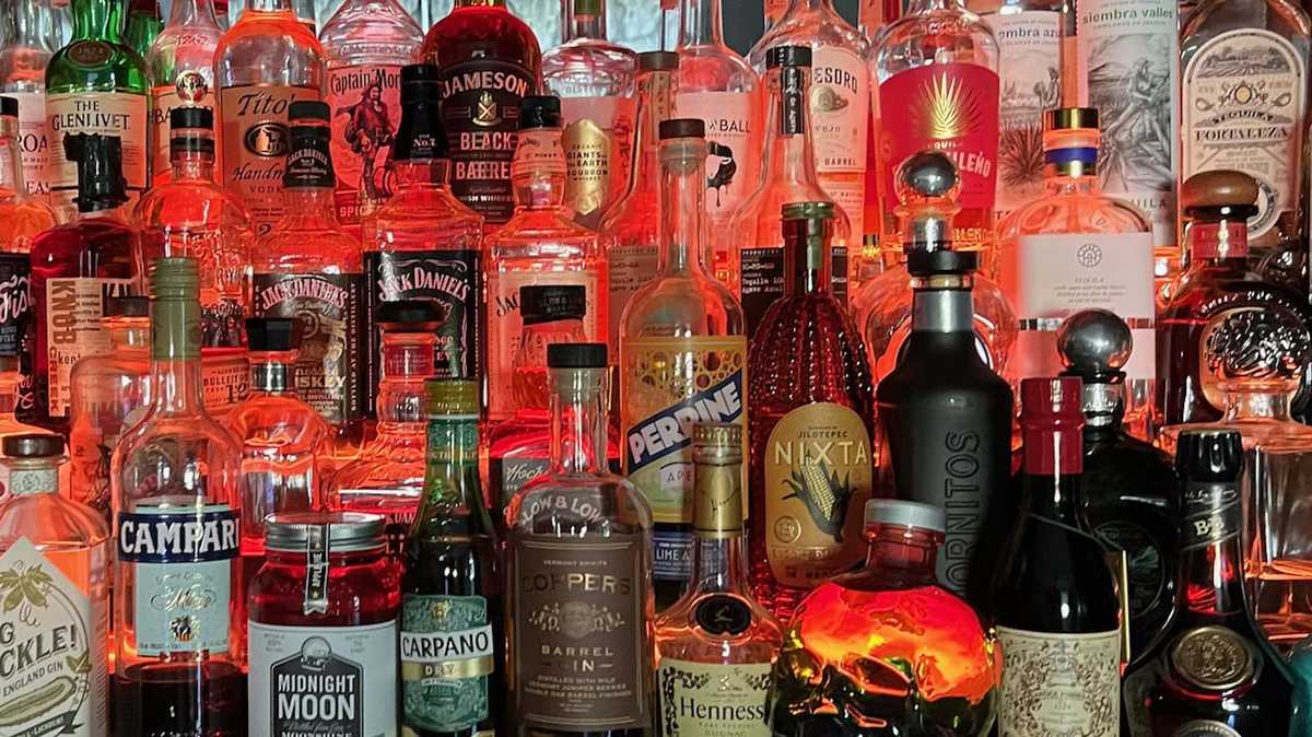 Senator pitches bill to bring back happy hours in Massachusetts