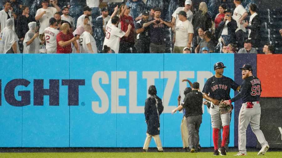 Yankees fan throws baseball at Red Sox outfielder Alex Verdugo