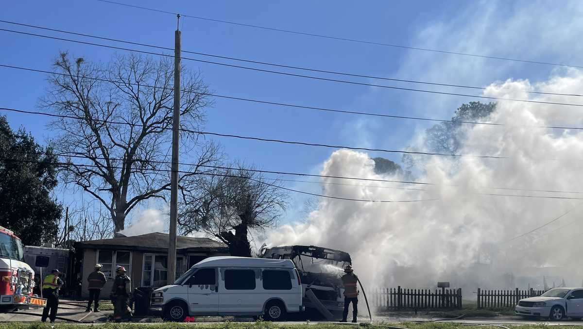 RV fire spreads to home in Algiers