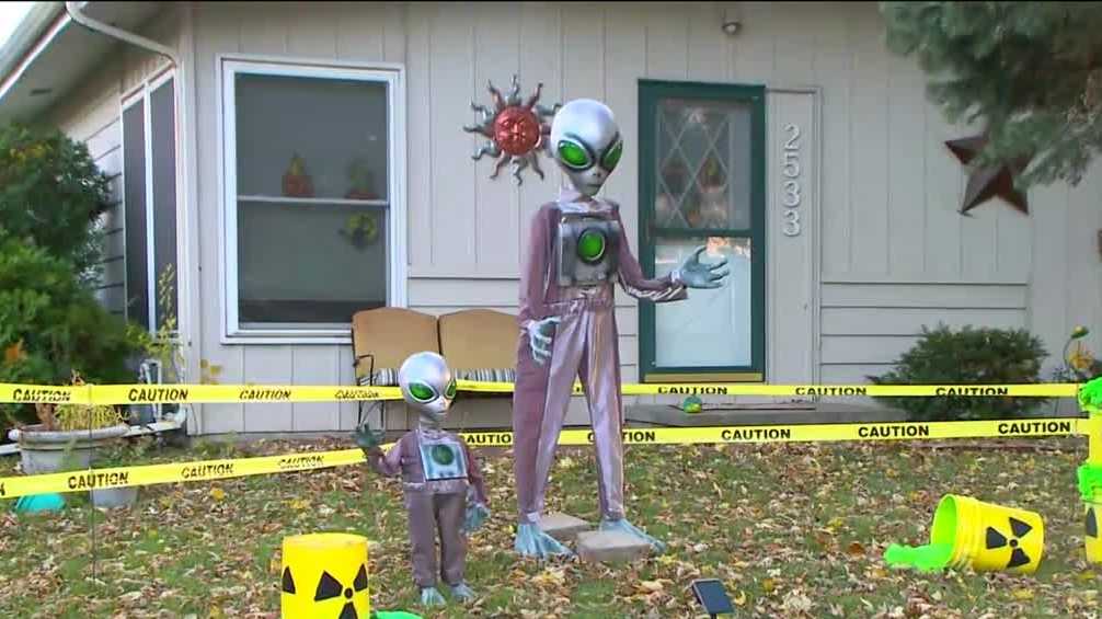 ‘Alien Avenue’ is a Beggars’ Night hit in Des Moines ‘Alien Avenue’ is a Beggars’ Night hit in Des Moines