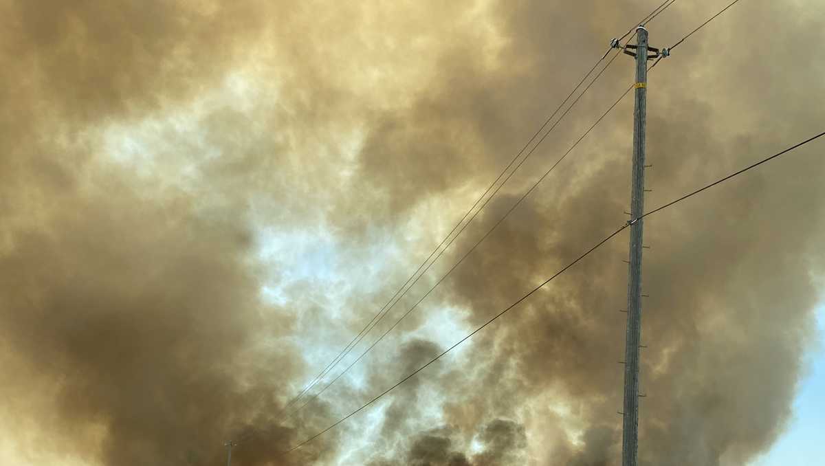 Crews battle grass fire outside Roseville city limits