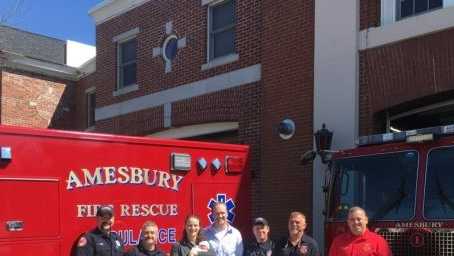 Firefighters help mom deliver healthy baby boy at home