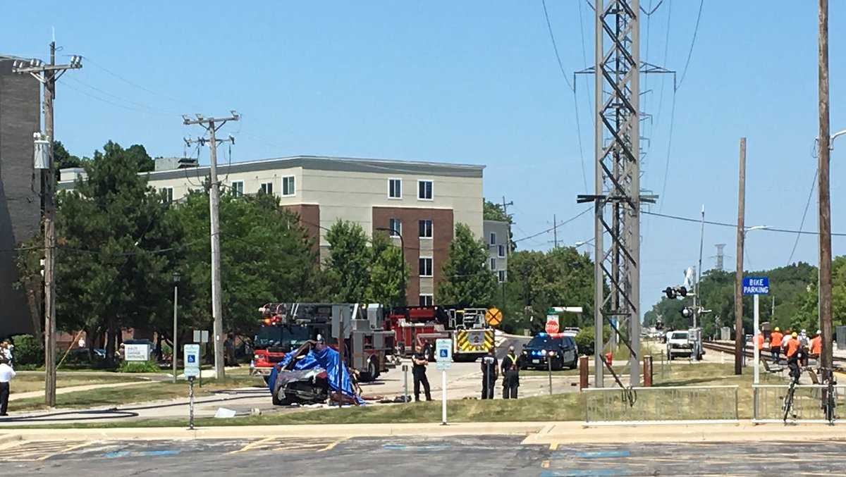Amtrak Hiawatha train hits van, kills man in Chicago suburb